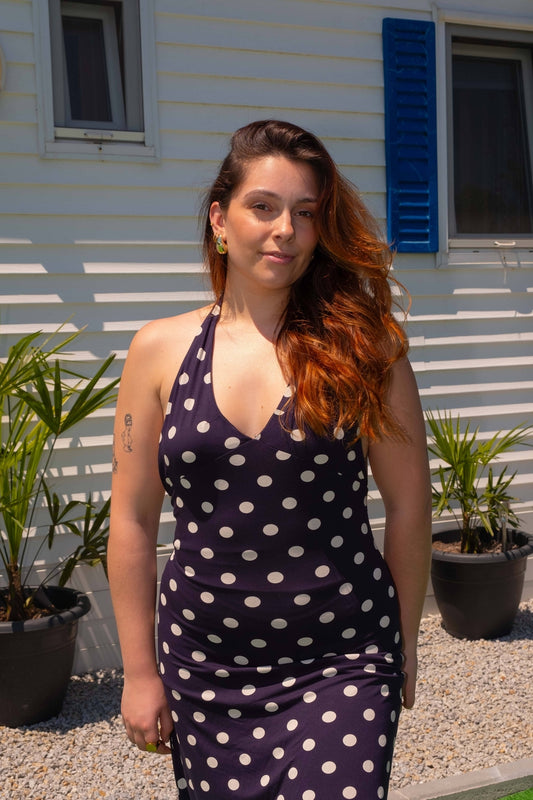 Detalhe de modelo num vestido azul marinho com padrão às bolas - o Dotty Dress 