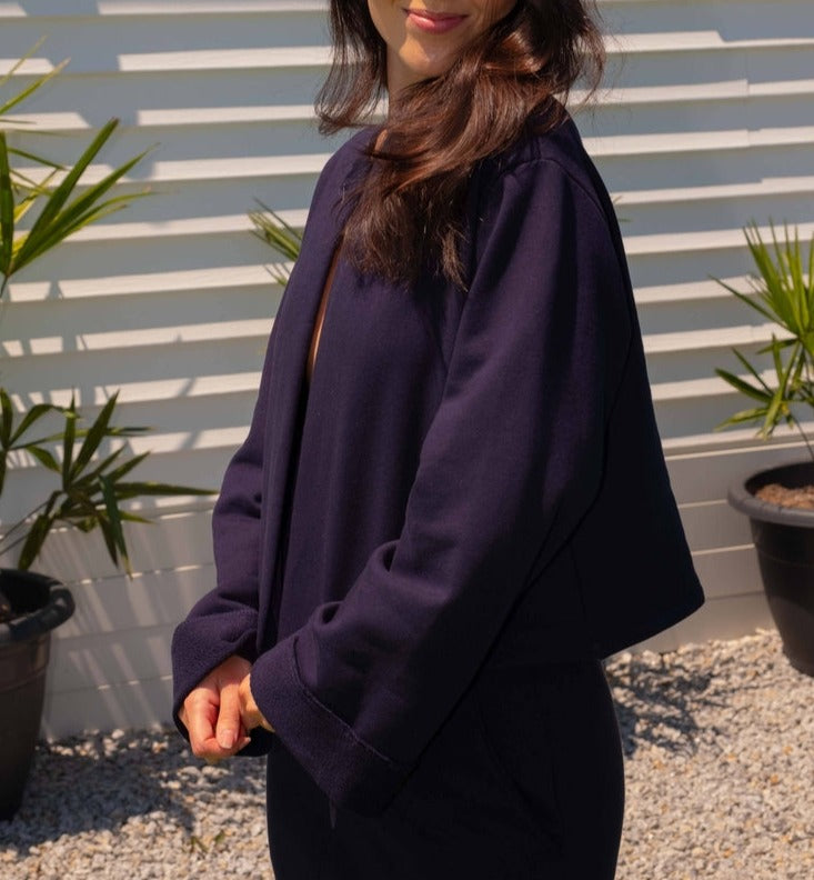 Detalhe de modelo com o casaco de estilo formal azul marinho - Navy Jacket