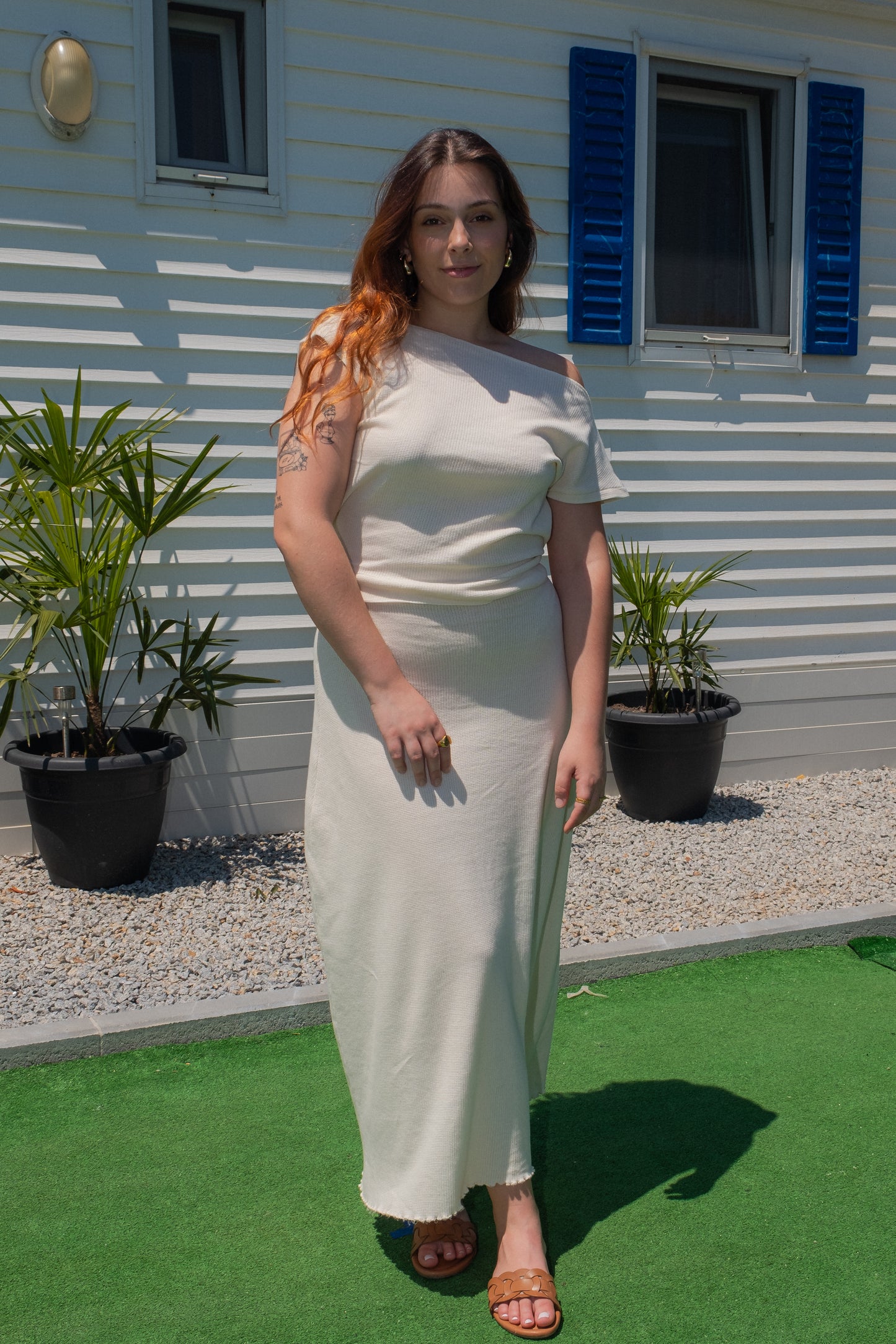 Modelo com um vestido branco drapeado